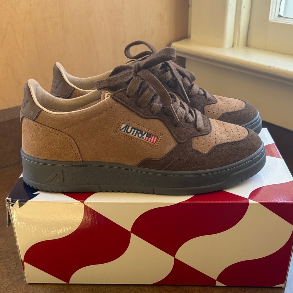 Autry Medalist Low 40 US 7 Men’s or US 9 Woman’s Brown NWB